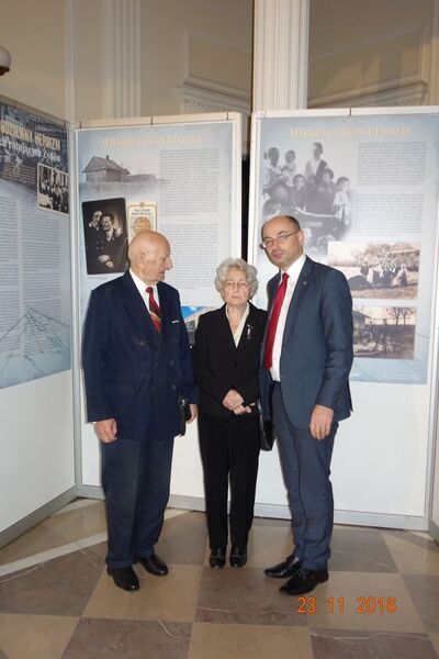 Mateusz Szpytma ze Sprawiedliwymi Anną Stupnicką-Bando, prezesem PTSwNŚ i wiceprezesem Stanisławem Świerczewskim