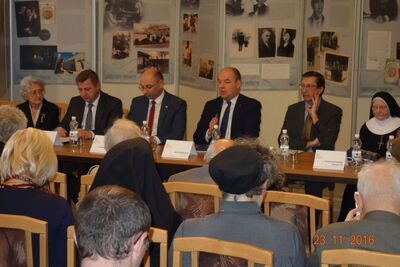 Od lewej: Anna Stupnicka-Bando, Artur Rytel-Andrianik, Mateusz Szpytma, Jan Dziedziczak, Jan Żaryn, s. Teresa Frącek