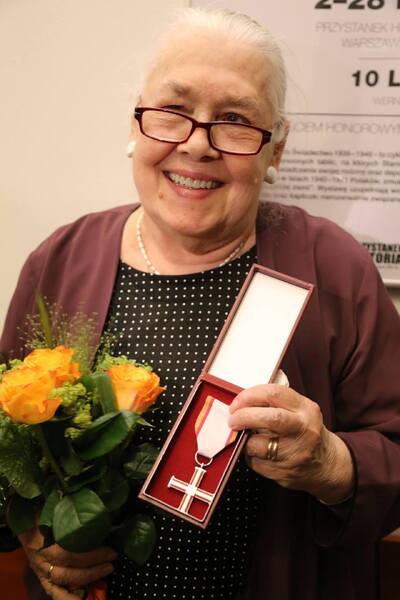 Krystyna Barchańska-Wardęcka na uroczystości wręczenia Krzyża Wolności i Solidarności przyznanego pośmiertnie Emilowi Barchańskiemu