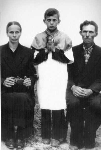 Marianna Popiełuszko z synem (późniejszym bł. Jerzym Popiełuszką) i mężem Władysławem (domena publiczna)