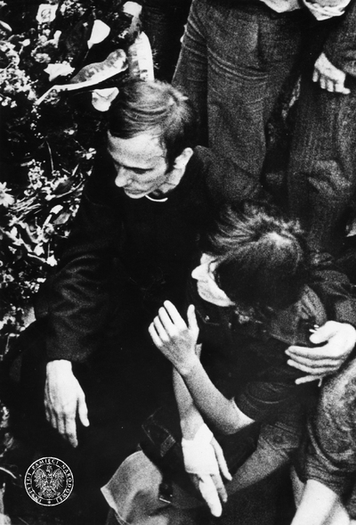 Barbara Sadowska z ks. Jerzym Popiełuszką na pogrzebie Grzegorza Przemyka (fot. IPN; sygn. IPNLd-7-2-8-3)