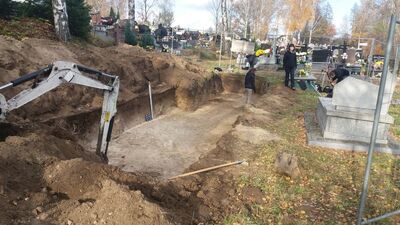 Kielce. Cmentarz Piaski. Koparka odkrywa wierzchnie warstwy ziemi