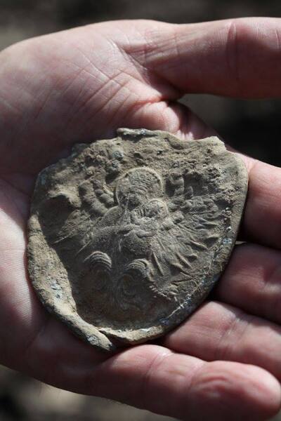 Stary Grodków. Odnaleziony ryngraf. Matka Boska Częstochowska na tle Orła