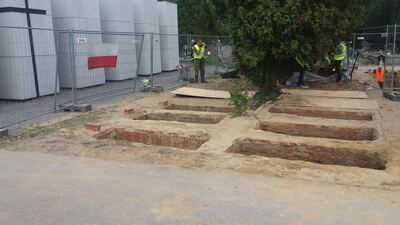 Warszawa. Kwatera Ł. Widok po ekshumacjach grobów z lat osiemdziesiątych przed rozpoczęciem prac archeologicznych