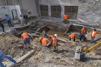 Warszawa. Rakowiecka. Prace na podwórzu, widoczne fragmenty wcześniejszej zabudowy aresztu