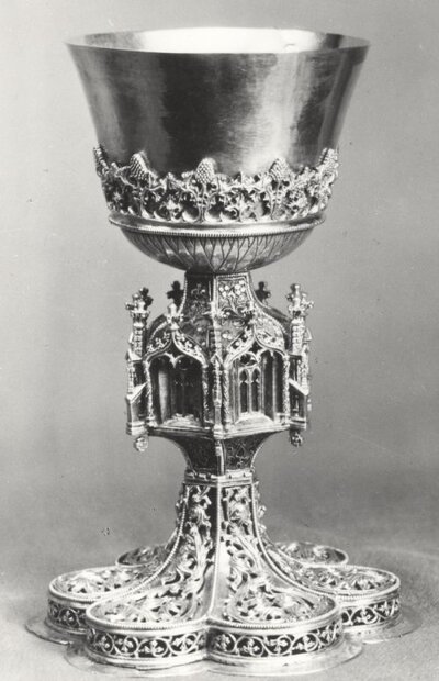 Ze zbiorów polskich - utracone podczas II wojny: kielich z opactwa tynieckiego, ok. 1470 - 1480 r. Właściciel: Tarnów - bazylika katedralna pw. Narodzenia NMP. Z „Katalogu strat wojennych” w serwisie internetowym „Skradzione zabytki” na stronach www Ministerstwa Kultury i Dziedzictwa Narodowego