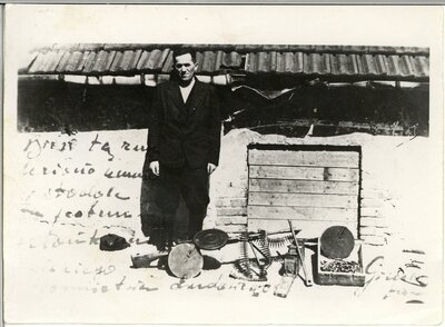 Członek PSL Jan Grzech (Gruch) wraz z zarekwirowaną bronią (fot. Archiwum IPN)