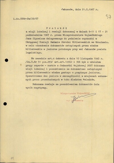 Protokół z wizji lokalnej i rewizji polegających na przeszukaniu przez wojskowych nurków - w poszukiwaniu zatopionych przez Niemców w czasie II wojny dokumentów - dna jeziora we wsi Jakuszów koło Legnicy. Z zasobu IPN