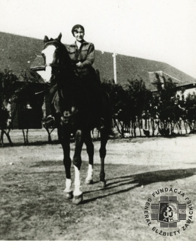 Elżbieta Zawacka w młodości – komendantka Rejonu Śląskiego Przysposobienia Wojskowego Kobiet, Tarnowskie Góry, 1937 r. (fot. ze zbiorów Fundacji Generał Elżbiety Zawackiej w Toruniu, zawacka.pl)