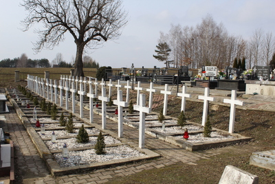 Wykonanie upamiętnienia na kwaterze wojennej żołnierzy Wojska Polskiego 1939 r. - Fotografia przed pracami fot. Sylwia Kostyra