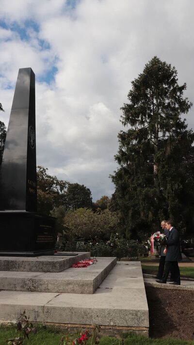 Złożenie kwiatów pod Pomnikiem Katyńskim na Cmentarzu Gunnersbury – Londyn, 28 września 2022. Fot. Adam Siwek (IPN)