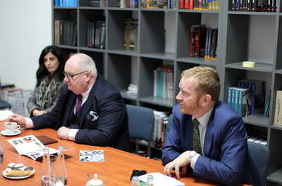 Sir Eric Pickles z asystentką Natalie Tamam i Christopherem Thompsonem (fot. Marcin Jurkiewicz)