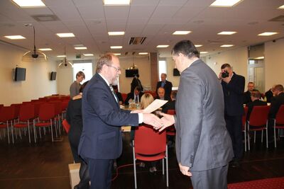 Dyrektor Biura Upamiętniania Walk i Męczeństwa IPN wręcza nominację jednemu z nowo powołanych członków Komitetu. Fot. P. Niziołek, IPN