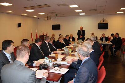 Pierwsze obrady Komitetu OPWiM przy Oddziale IPN w Białymstoku poświęcono zagadnieniom poszukiwania miejsc pochówku ofiar totalitaryzmów i opiniowaniu projektów upamiętnień. Fot. P. Niziołek, IPN