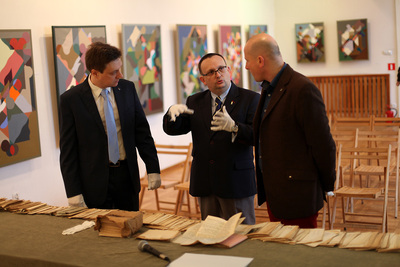 Przekazanie do Archiwum IPN dokumentów stanowiących prawdopodobnie część kartoteki wywiadu AK (© Marcin Jurkiewicz / IPN)