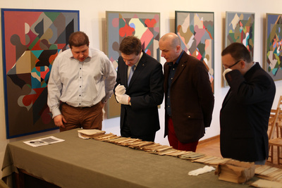 Przekazanie do Archiwum IPN dokumentów stanowiących prawdopodobnie część kartoteki wywiadu AK (© Marcin Jurkiewicz / IPN)