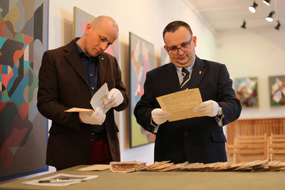 Przekazanie do Archiwum IPN dokumentów stanowiących prawdopodobnie część kartoteki wywiadu AK (© Marcin Jurkiewicz / IPN)