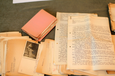 Przekazanie do Archiwum IPN dokumentów stanowiących prawdopodobnie część kartoteki wywiadu AK (© Marcin Jurkiewicz / IPN)