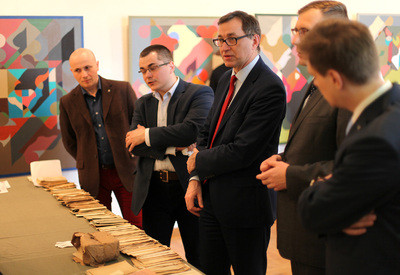 Przekazanie do Archiwum IPN dokumentów stanowiących prawdopodobnie część kartoteki wywiadu AK (© Marcin Jurkiewicz / IPN)