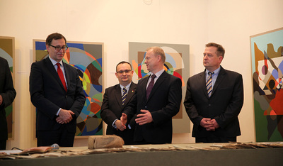 Przekazanie do Archiwum IPN dokumentów stanowiących prawdopodobnie część kartoteki wywiadu AK (© Marcin Jurkiewicz / IPN)