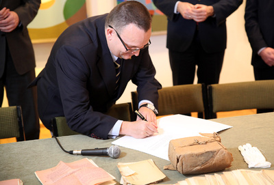 Przekazanie do Archiwum IPN dokumentów stanowiących prawdopodobnie część kartoteki wywiadu AK (© Marcin Jurkiewicz / IPN)