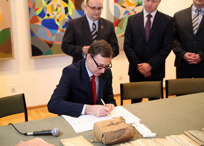 Przekazanie do Archiwum IPN dokumentów stanowiących prawdopodobnie część kartoteki wywiadu AK (© Marcin Jurkiewicz / IPN)