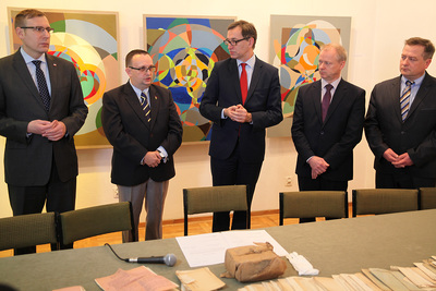 Przekazanie do Archiwum IPN dokumentów stanowiących prawdopodobnie część kartoteki wywiadu AK (© Marcin Jurkiewicz / IPN)