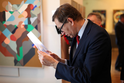 Przekazanie do Archiwum IPN dokumentów stanowiących prawdopodobnie część kartoteki wywiadu AK (© Marcin Jurkiewicz / IPN)