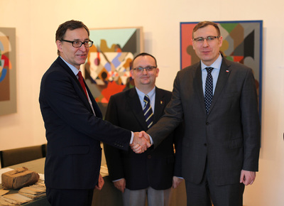 Przekazanie do Archiwum IPN dokumentów stanowiących prawdopodobnie część kartoteki wywiadu AK (© Marcin Jurkiewicz / IPN)