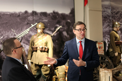 Przekazanie do Archiwum IPN dokumentów stanowiących prawdopodobnie część kartoteki wywiadu AK (© Marcin Jurkiewicz / IPN)