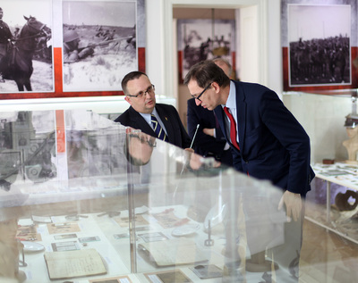 Przekazanie do Archiwum IPN dokumentów stanowiących prawdopodobnie część kartoteki wywiadu AK (© Marcin Jurkiewicz / IPN)