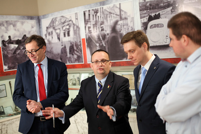 Przekazanie do Archiwum IPN dokumentów stanowiących prawdopodobnie część kartoteki wywiadu AK (© Marcin Jurkiewicz / IPN)