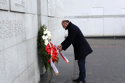 Wiceprezes IPN dr Mateusz Szpytma pod Pomnikiem Umschlagplatz. Fot. Marcin Jurkiewicz / IPN