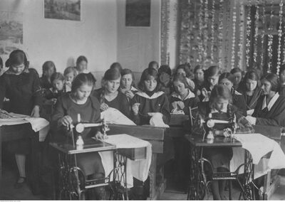 Uczennice żeńskiej szkoły powszechnej w Brześciu nad Bugiem. Zajęcia praktyczne – szycie ręczne i na maszynach Singer, fot. NAC