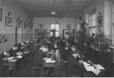 Męskie I Państwowe Liceum i Gimnazjum im. Stefana Batorego przy ul. Myśliwieckiej 6 w Warszawie. Praktyczna lekcja przyrody w pracowni biologicznej. Widoczni uczniowie 4. klasy z mikroskopami. fot. NAC