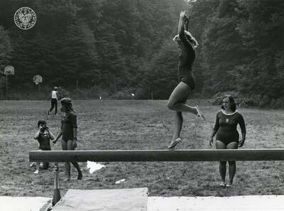 Sokolice z Okręgu IV podczas ćwiczeń na równoważni na obozie treningowym (fot. z zasobu IPN)