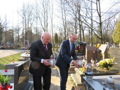 Wiceprezes IPN dr Mateusz Szpytma wraz z prof. Jurijem Szapowałem zapalają znicze na grobie tragicznie zmarłego prezesa IPN prof. Janusza Kurtyki