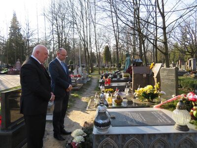 Prof. Jurij Szapował i dr Mateusz Szpytma przy grobie śp. Janusza Kurtyki