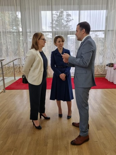 I Międzynarodowy Kongres Archiwistów, Ałmaty, 18–21.10.2022. Dyrektor AIPN M. Kruk (od lewej), dyrektor Archiwum Prezydenta Republiki Kazachstanu Alija Mustafina, dyrektor wykonawczy Międzynarodowej Rady Archiwów Carlos Serrano Vasquez. Fot. Iwan Kozłowski