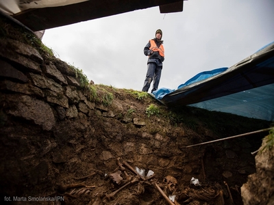 Prace poszukiwawcze prowadzone przez IPN na terenie obecnego Muzeum Gross-Rosen w Rogoźnicy. Fot. IPN