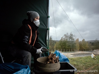 Prace poszukiwawcze prowadzone przez IPN na terenie obecnego Muzeum Gross-Rosen w Rogoźnicy. Fot. IPN