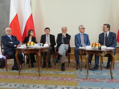 Debata historyków w Belwederze, 1 kwietnia 2017 r. Od lewej prof. Włodzimierz Suleja, prof. Małgorzata Gmurczyk-Wrońska, prof. Marek Kornat, prof. Tomasz Schramm, prof. Andrzej Chwalba, prof. Jan Żaryn