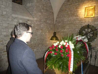 Przy sarkofagu pary prezydenckiej – Lecha i Marii Kaczyńskich na Wawelu