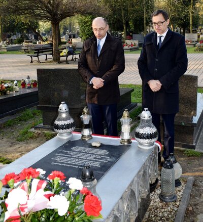 Prezes IPN Jarosław Szarek i wiceprezes IPN Mateusz Szpytma przy grobie śp. Janusza Kurtyki
