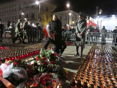 Składanie kwiatów pod Pałacem Prezydenckim