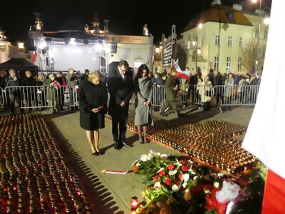 Składanie kwiatów pod Pałacem Prezydenckim