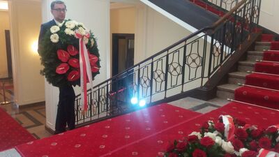 Złożenie wieńca pod nowo odsłoniętą tablicą w Kancelarii Prezesa Rady Ministrów