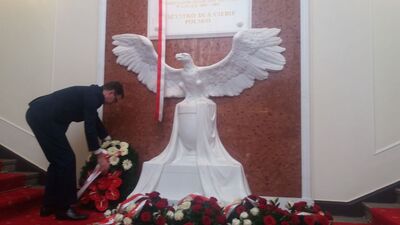 Złożenie wieńca pod nowo odsłoniętą tablicą w Kancelarii Prezesa Rady Ministrów
