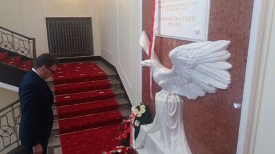 Złożenie wieńca pod nowo odsłoniętą tablicą w Kancelarii Prezesa Rady Ministrów