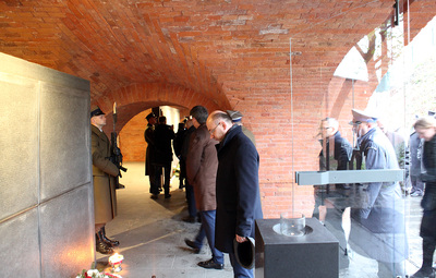 Wiceprezes IPN dr Mateusz Szpytma przed Epitafium Katyńskim – Warszawa, 12.04.2017